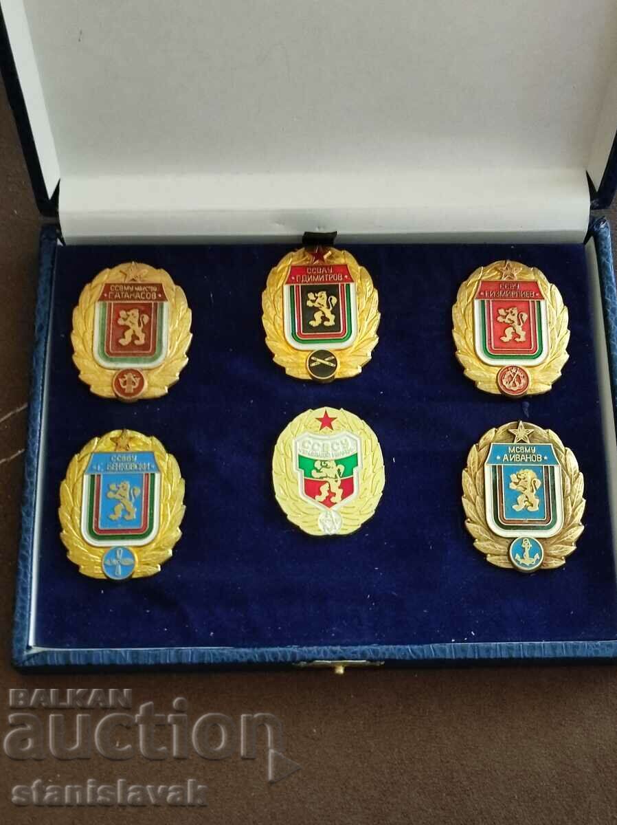 Ένα πλήρες σετ διακριτικών των σχολών μέσης λοχίας