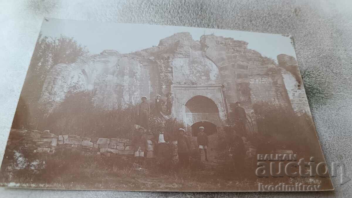 Photo Youth in front of ruins