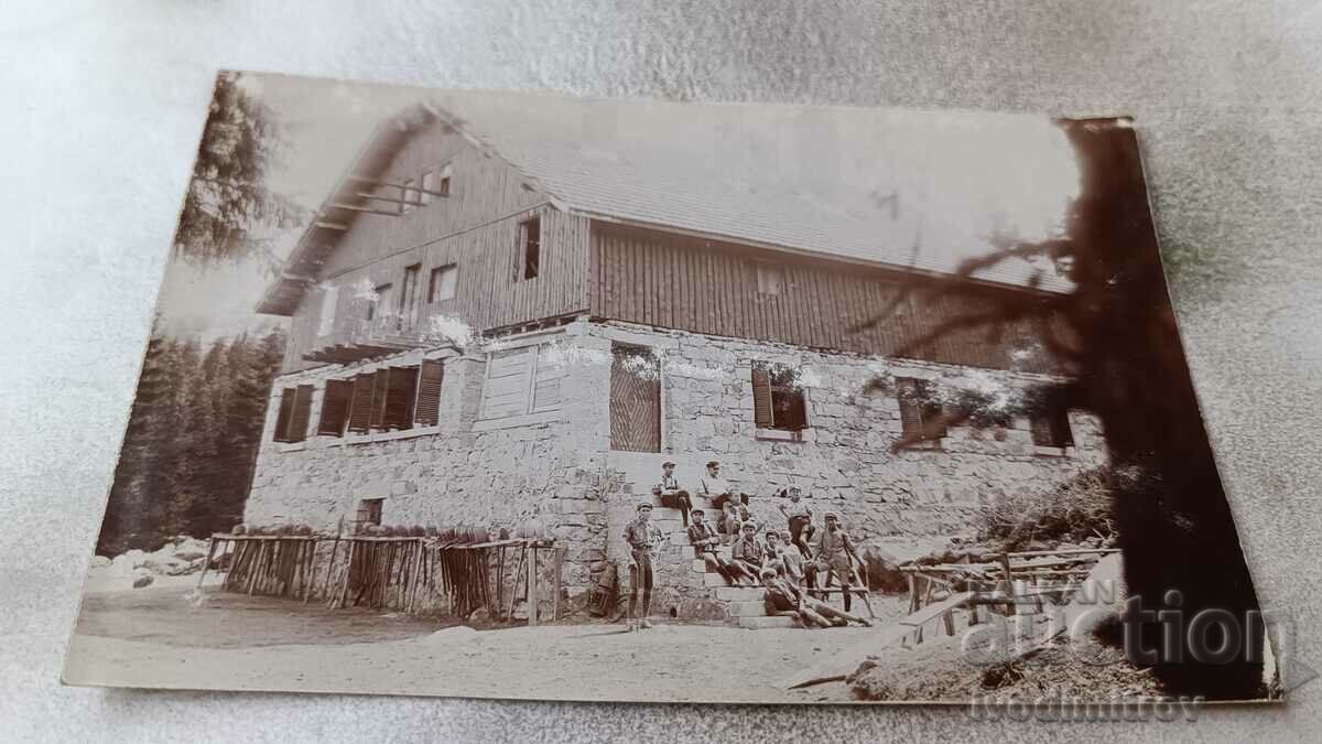 Photo Young people in front of a mountain hut