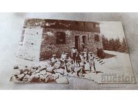 Photo Young people in front of a mountain hut