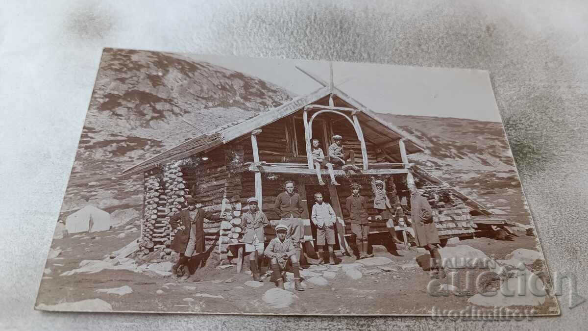 Photo Young people in front of a shelter in the mountains