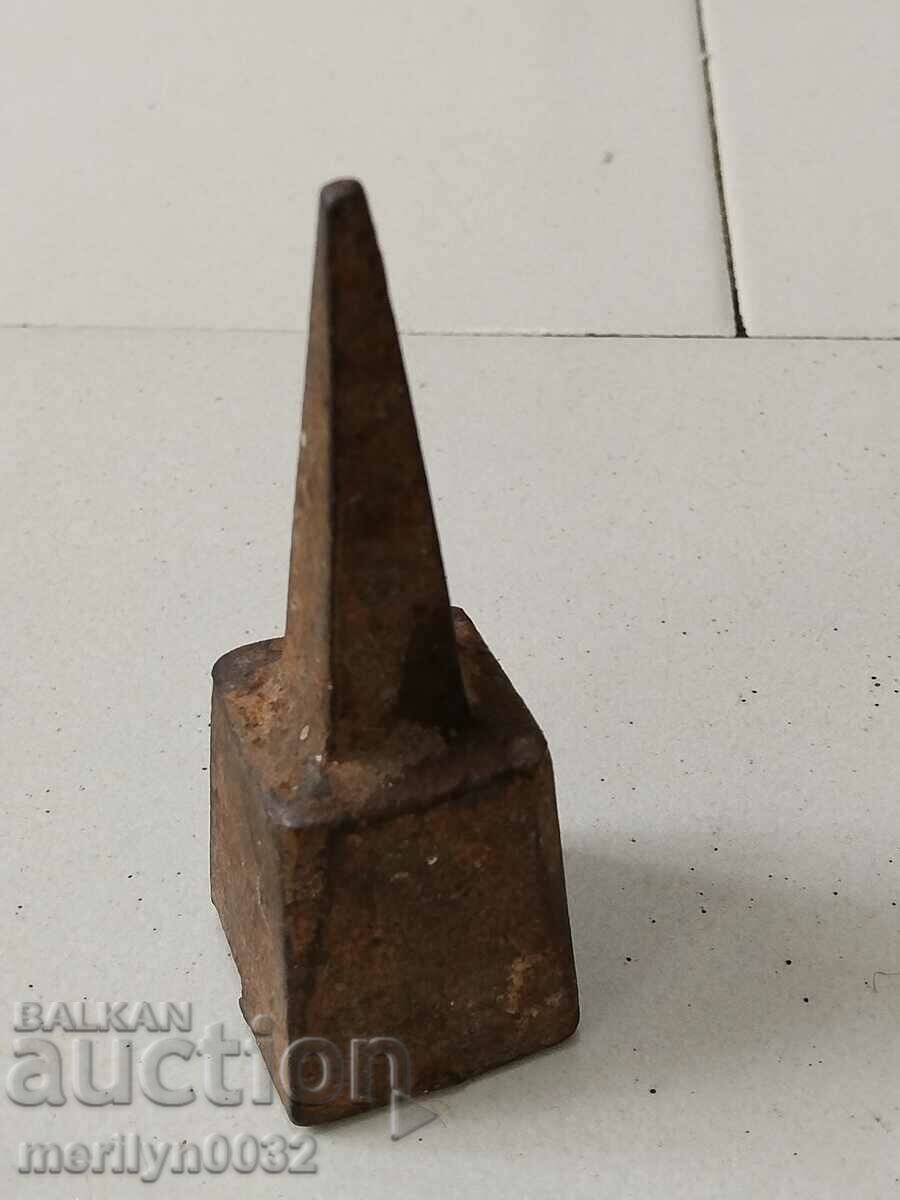 Auction Old anvil for clipping hair, wrought iron Auction Old anvil for clipping hair, wrought iron