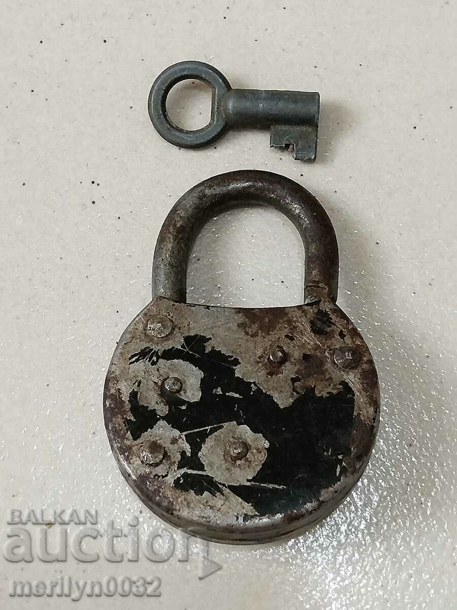 Delivery of Old padlock with padlock padlock, latch, suitcase
