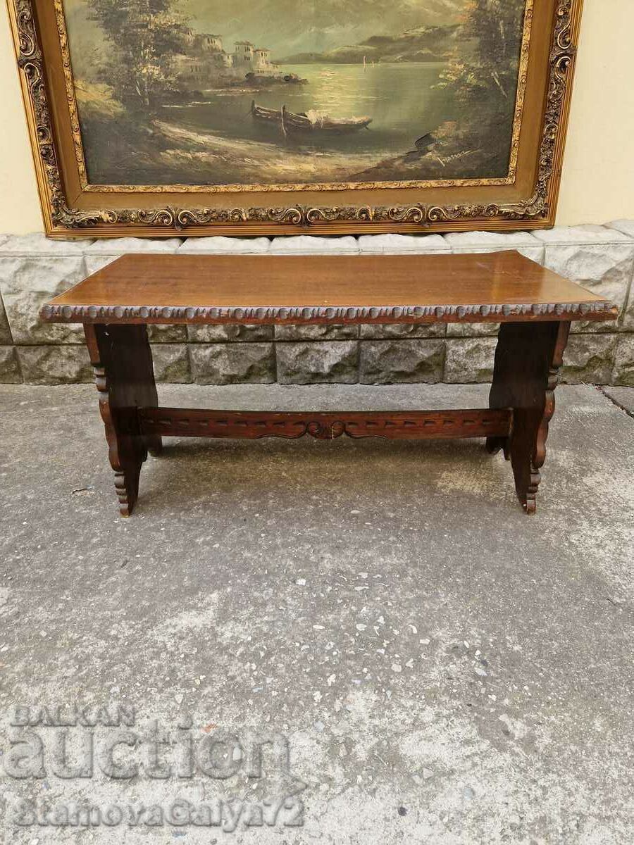 Licitație Masă englezească veche din lemn masiv cu sculptură