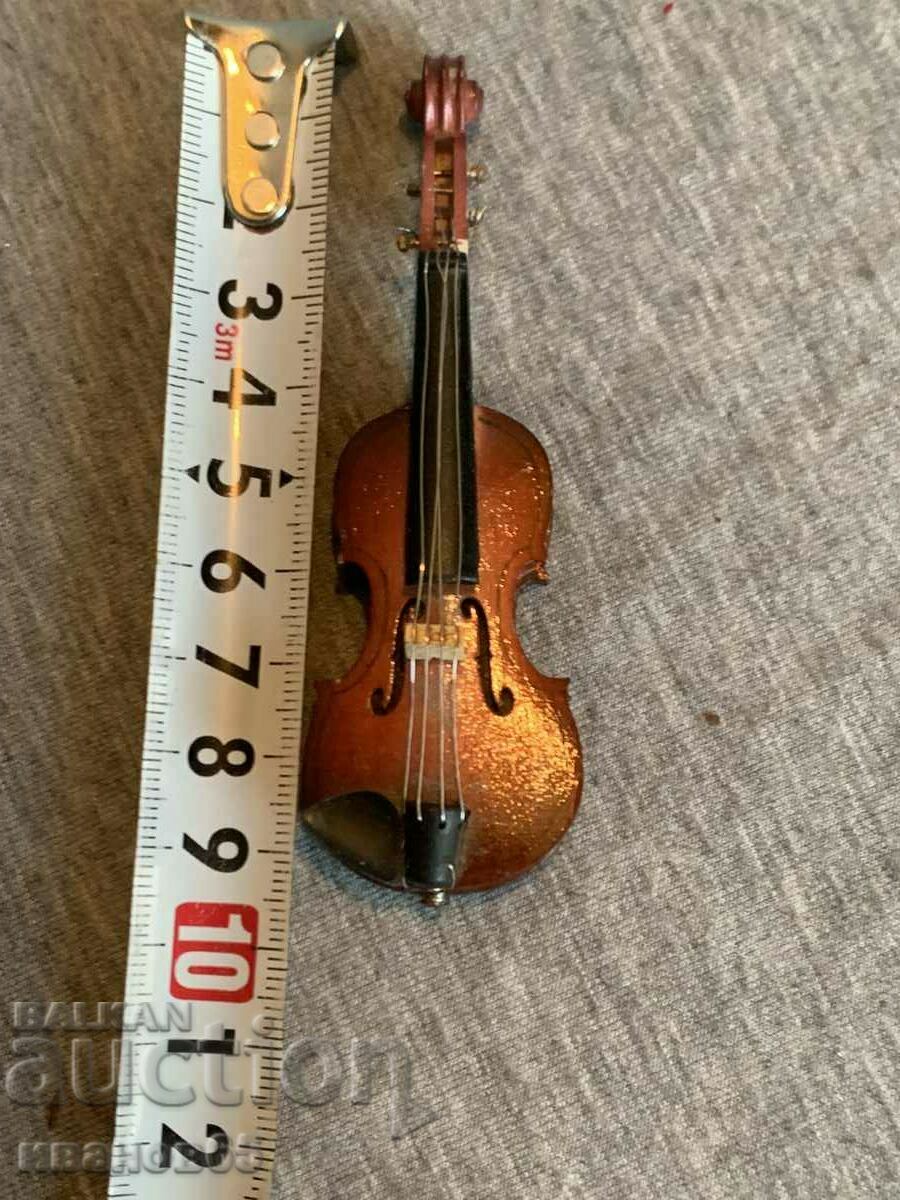 Mini violin model with price 15.00 BGN | € 7.67 Mini violin model with price 15.00 BGN | € 7.67