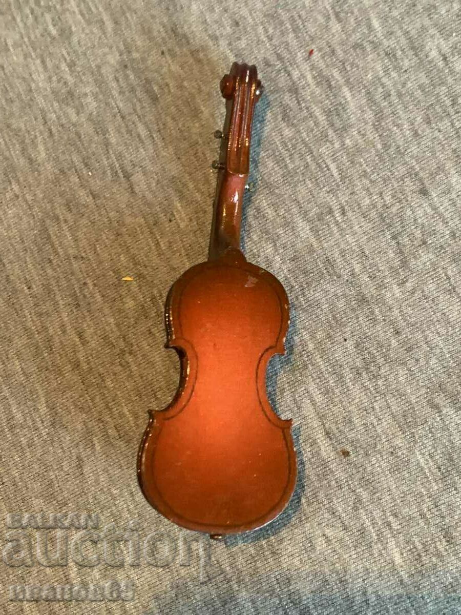 Delivery of Mini violin model Delivery of Mini violin model