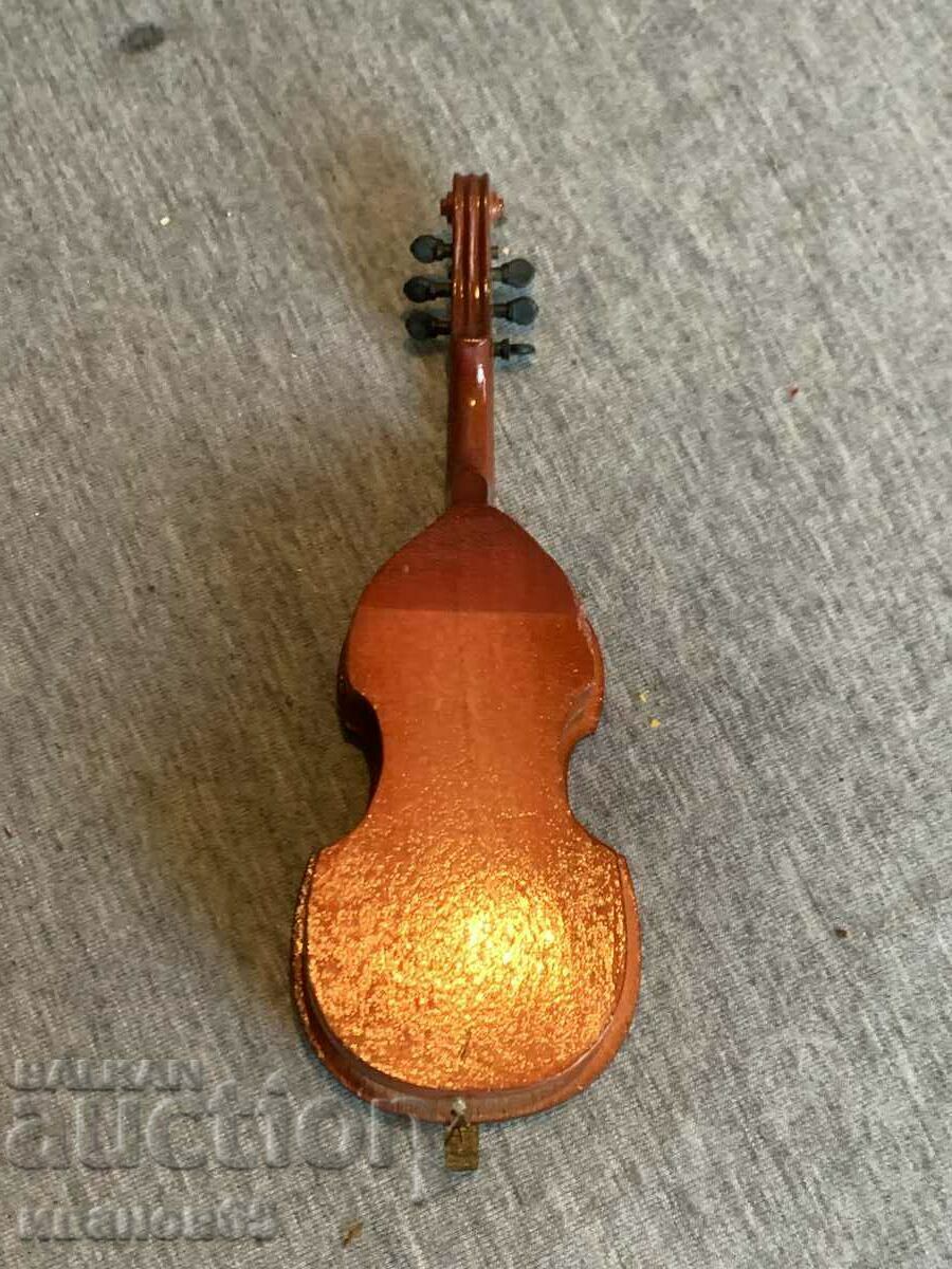 Delivery of Mini violin model Delivery of Mini violin model