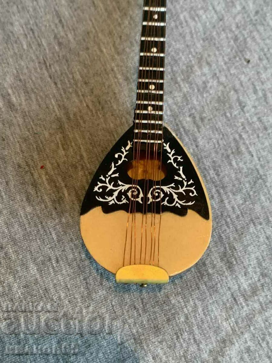 Delivery of Mini mandolin model Delivery of Mini mandolin model