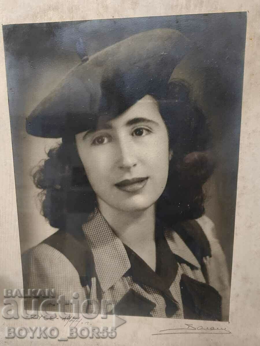 Un portret foto superb din 1944 al fotografului Ruse Balash