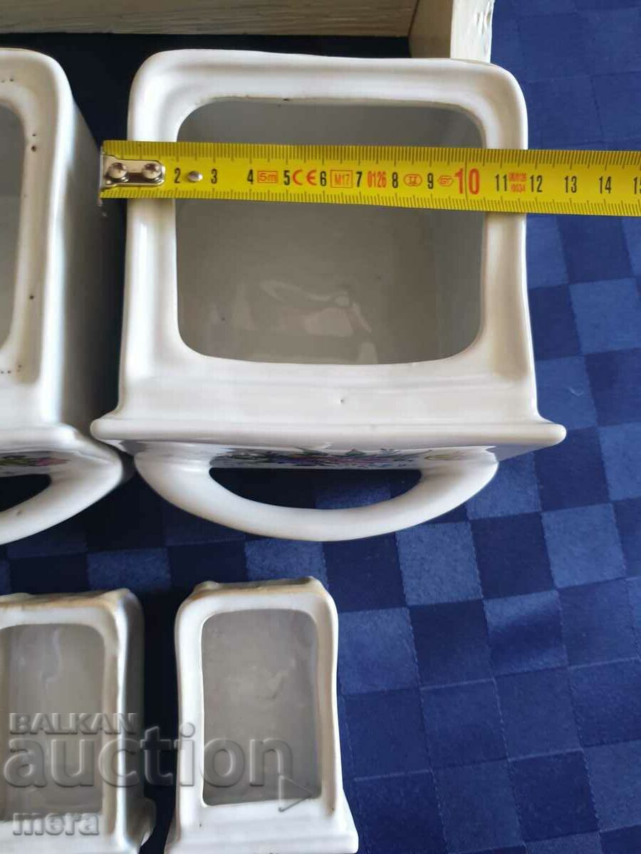 Παράδοση Αντικέ ντουλάπι μπαχαρικών με πορσελάνινα συρτάρια