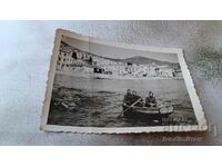 Fotografie Kavala Trei ofițeri cu o barcă în mare 1943