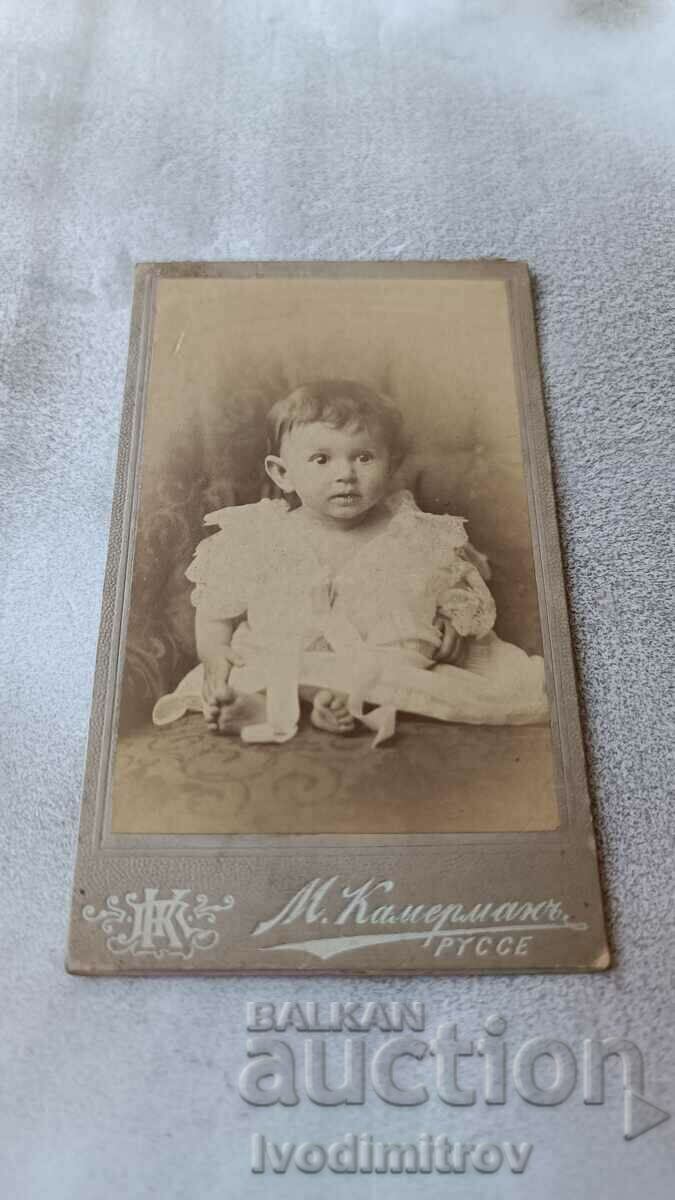 Photo Little girl in a white cardboard dress