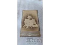 Photo Little girl in a white cardboard dress