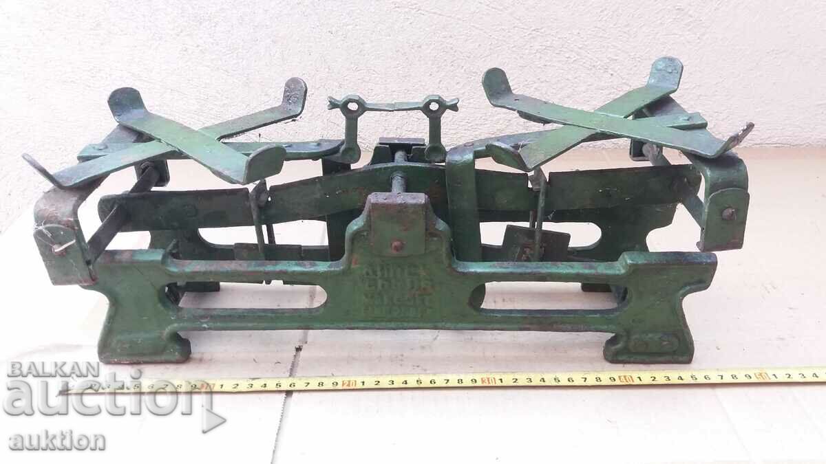 Auction OLD SCALE, SCALE WITH LACKS AND MARKINGS Auction OLD SCALE, SCALE WITH LACKS AND MARKINGS