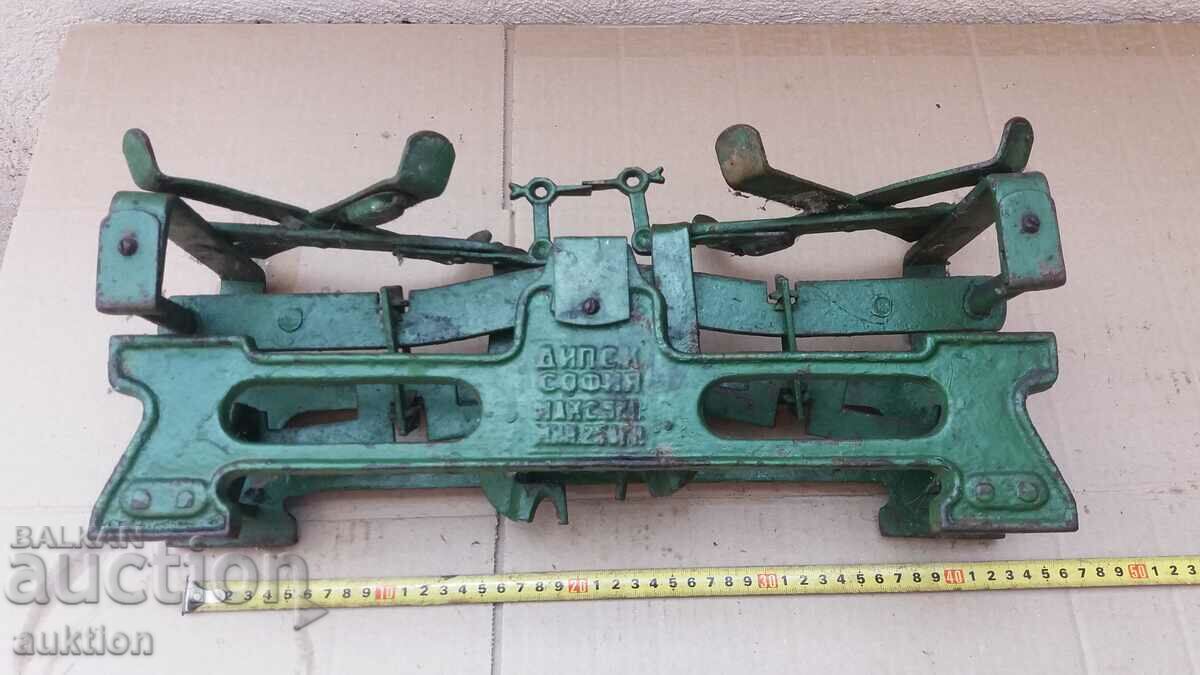 OLD SCALE, SCALE WITH LACKS AND MARKINGS - 7 OLD SCALE, SCALE WITH LACKS AND MARKINGS - 7