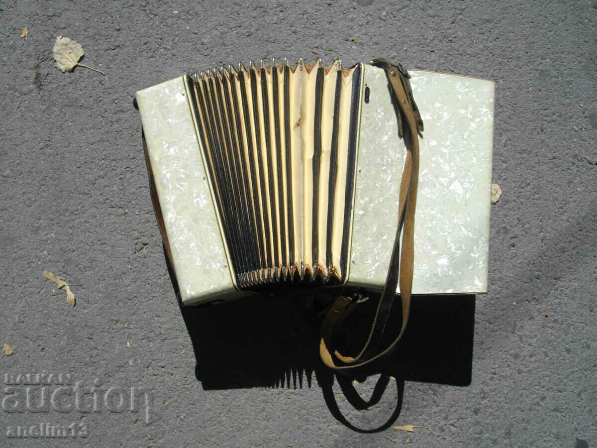 Auction  OLD ACCORDION WELTMEISTER 24 BASS