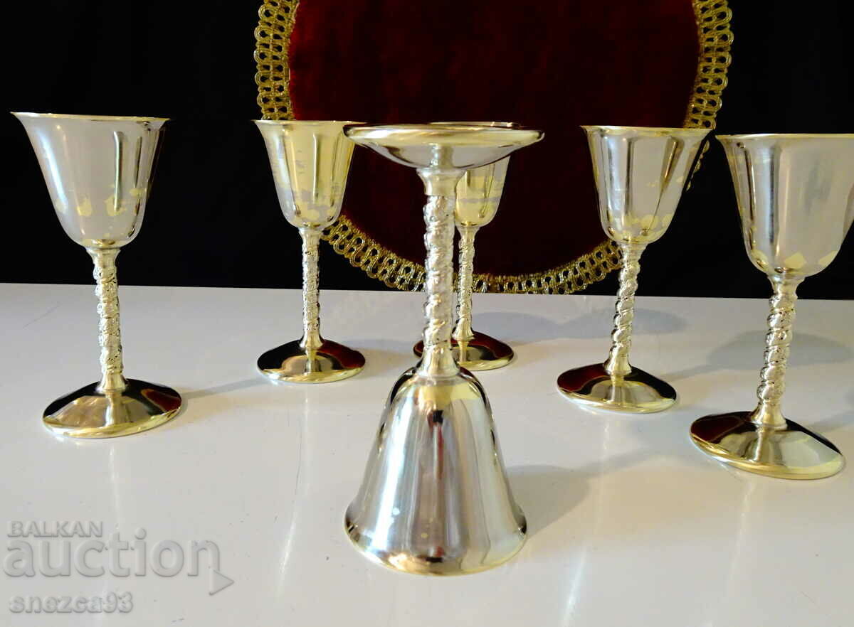 Auction Bronze cups with relief base, laurel wreath Auction Bronze cups with relief base, laurel wreath