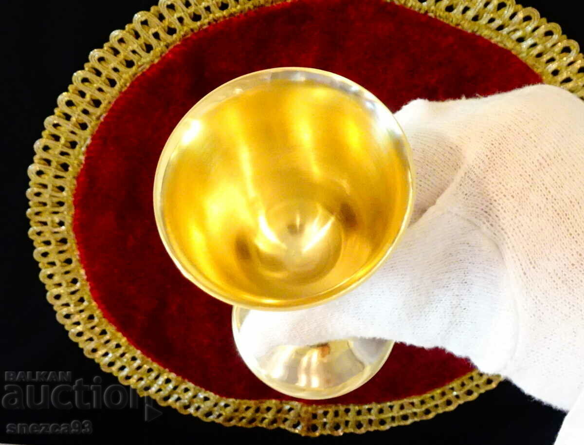 Delivery of Bronze cups with relief base, laurel wreath Delivery of Bronze cups with relief base, laurel wreath