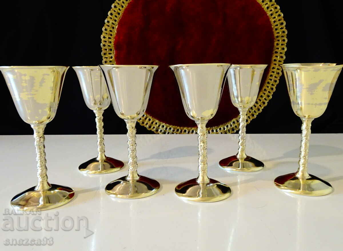 Bronze cups with relief base, laurel wreath - 6 Bronze cups with relief base, laurel wreath - 6