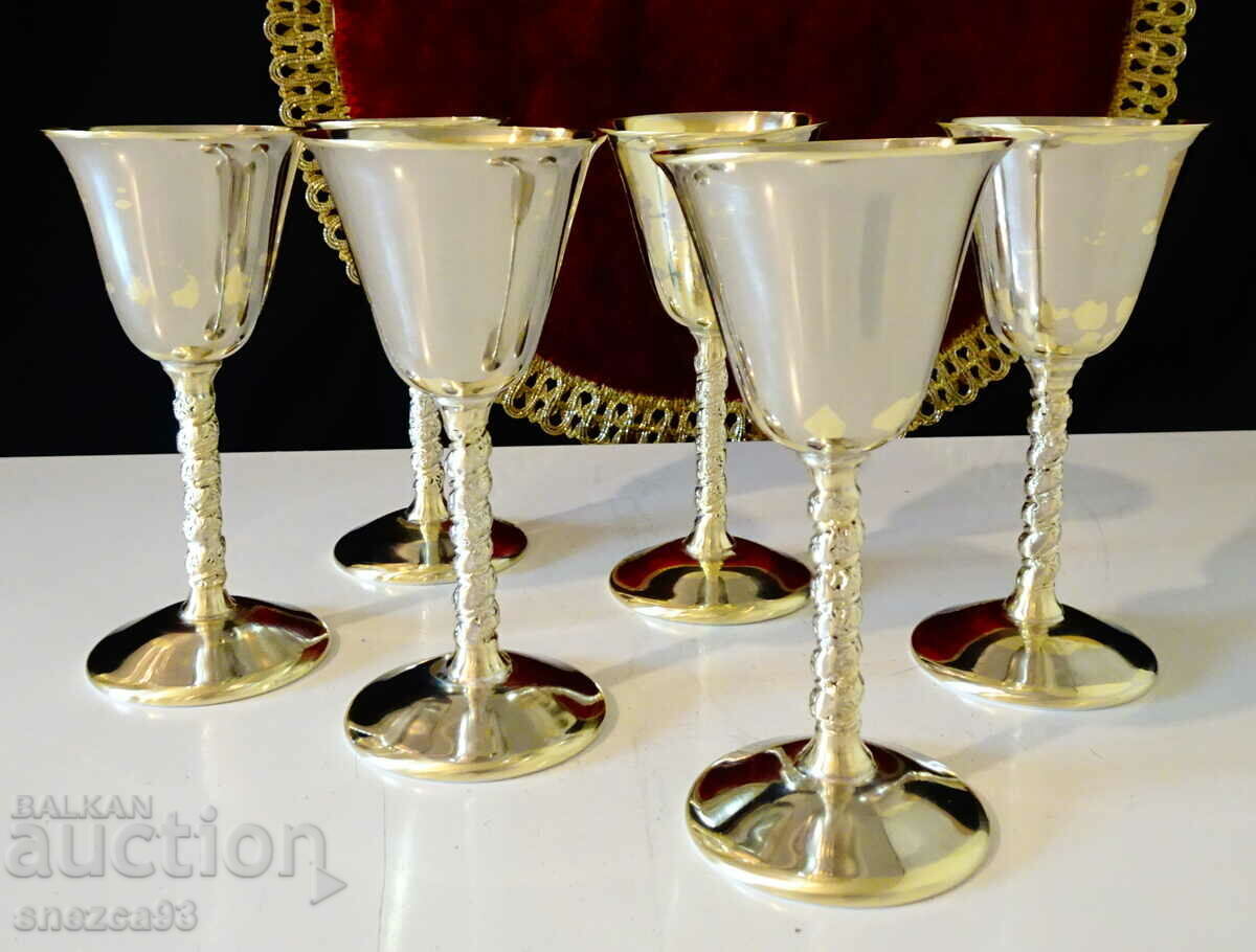 Bronze cups with relief base, laurel wreath Bronze cups with relief base, laurel wreath