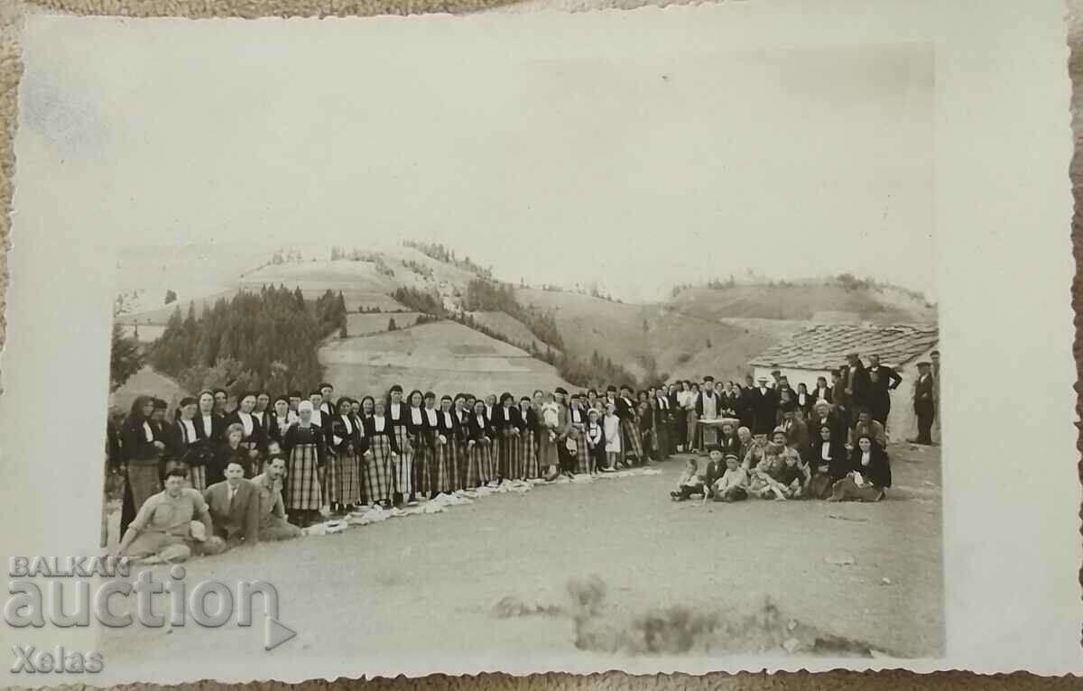 Παλιά φωτογραφία παπάς, παπάς, πανηγύρι του χωριού, λαϊκές φορεσιές