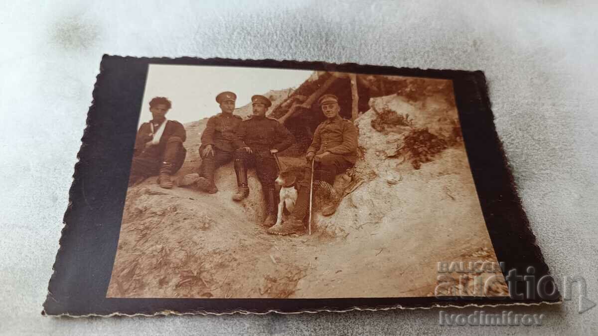 Φωτογραφία Τρεις αξιωματικοί και ένας σκύλος στο μέτωπο