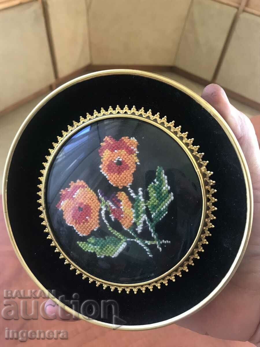 TAPITERIE PANOU CUUSAT CADRU LEMN FERINGURI METALICE cu preț 28.00 BGN | € 14.32