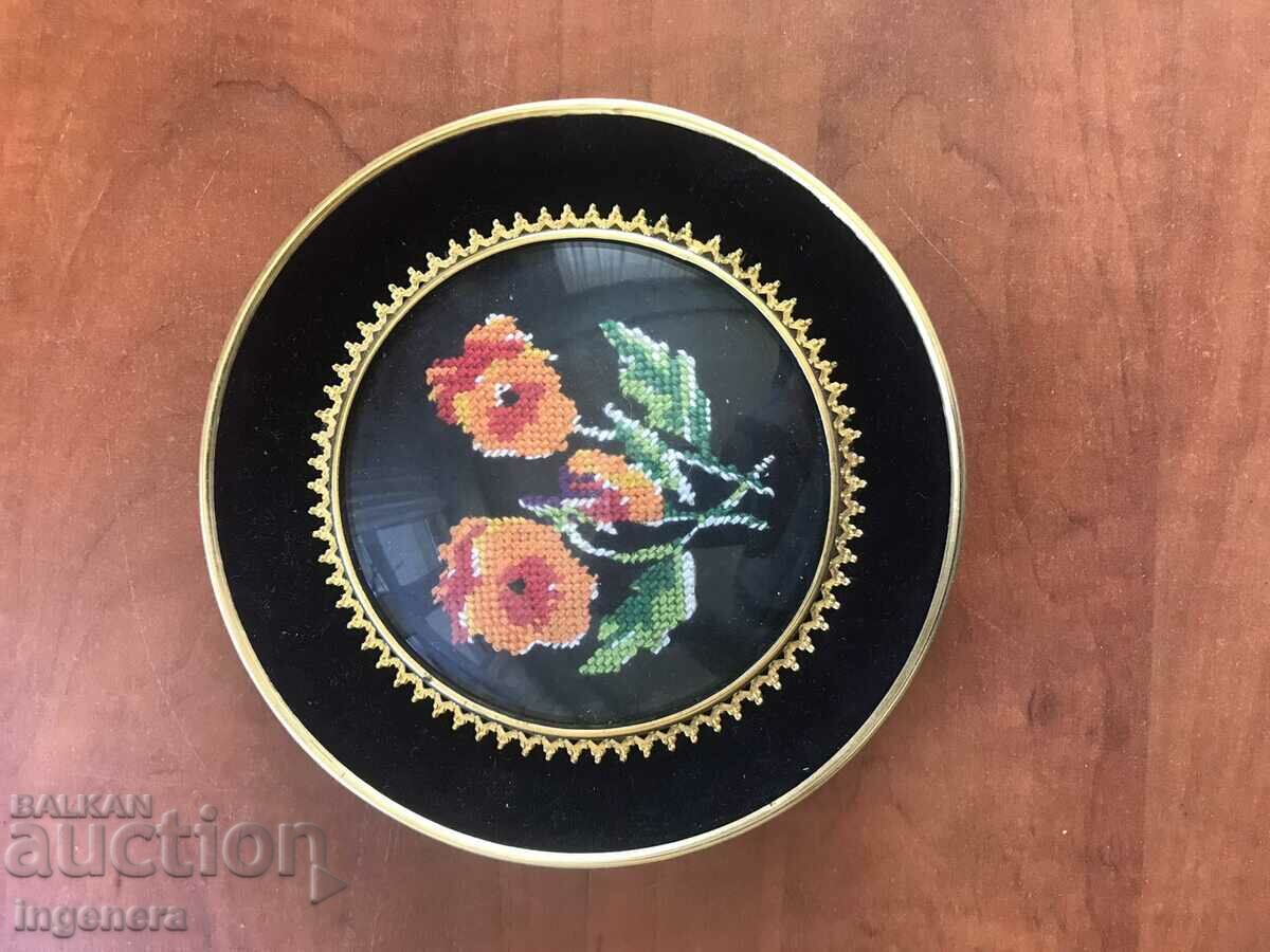 Livrarea TAPITERIE PANOU CUUSAT CADRU LEMN FERINGURI METALICE