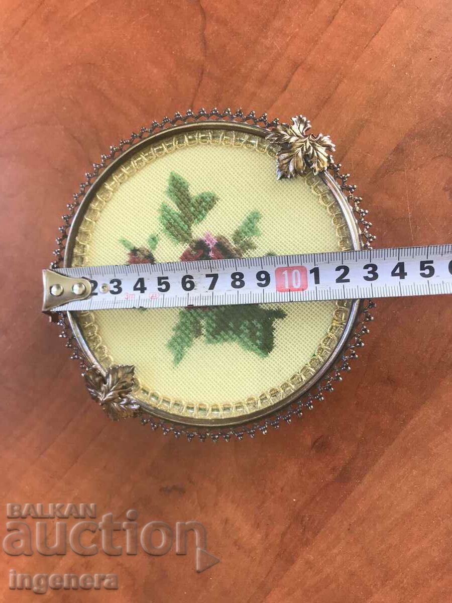 TAPESTRY SEWED FEET METAL FITTINGS - 7 TAPESTRY SEWED FEET METAL FITTINGS - 7