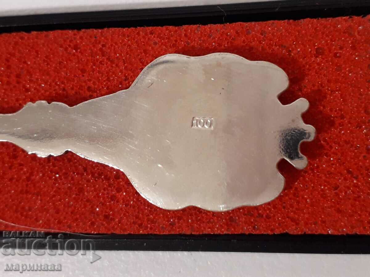 Delivery of COLLECTION. A SPOON IN A BOX. SILVER BRONZE Delivery of COLLECTION. A SPOON IN A BOX. SILVER BRONZE