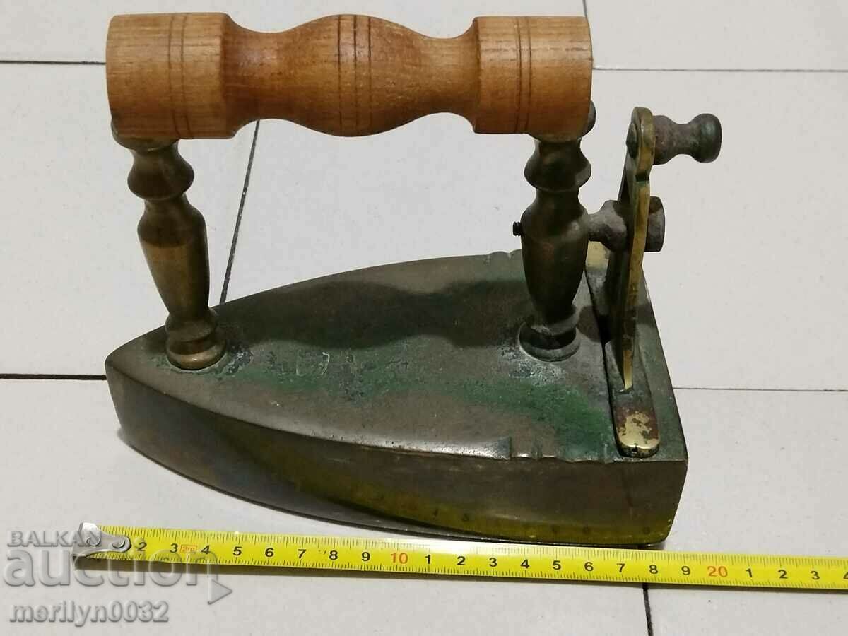 Стара бронзова ютия на жар с цена 98.50 лв. | € 50.36