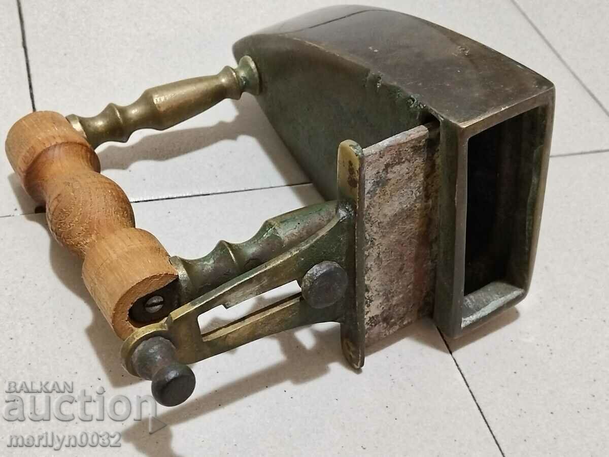 Аукцион Стара бронзова ютия на жар