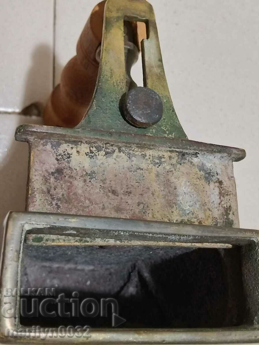 Доставка на Стара бронзова ютия на жар