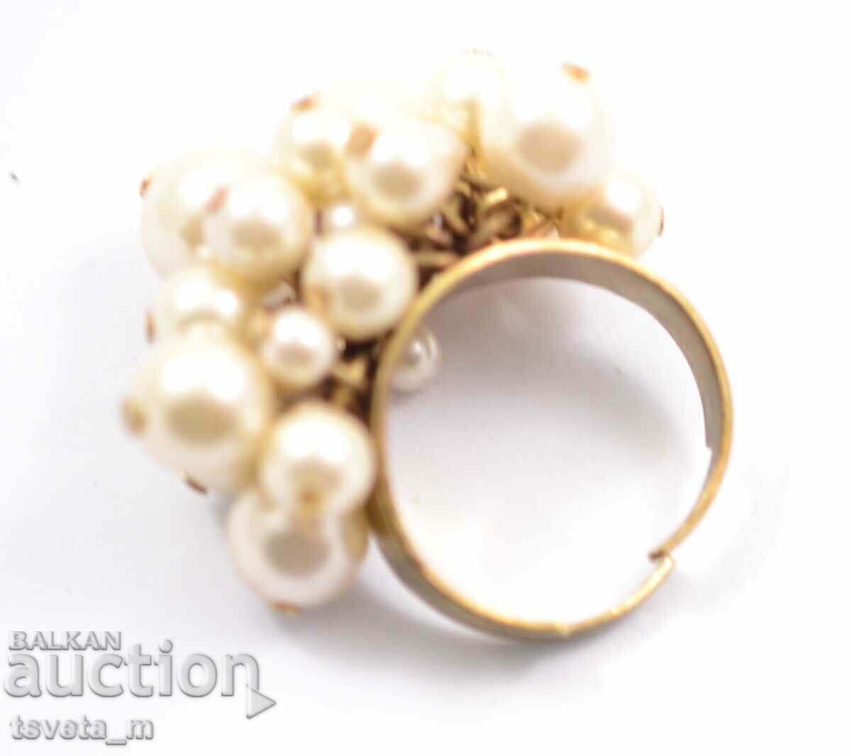 Inel cu perle, redimensionat cu preț 4.00 BGN | € 2.05 Inel cu perle, redimensionat cu preț 4.00 BGN | € 2.05