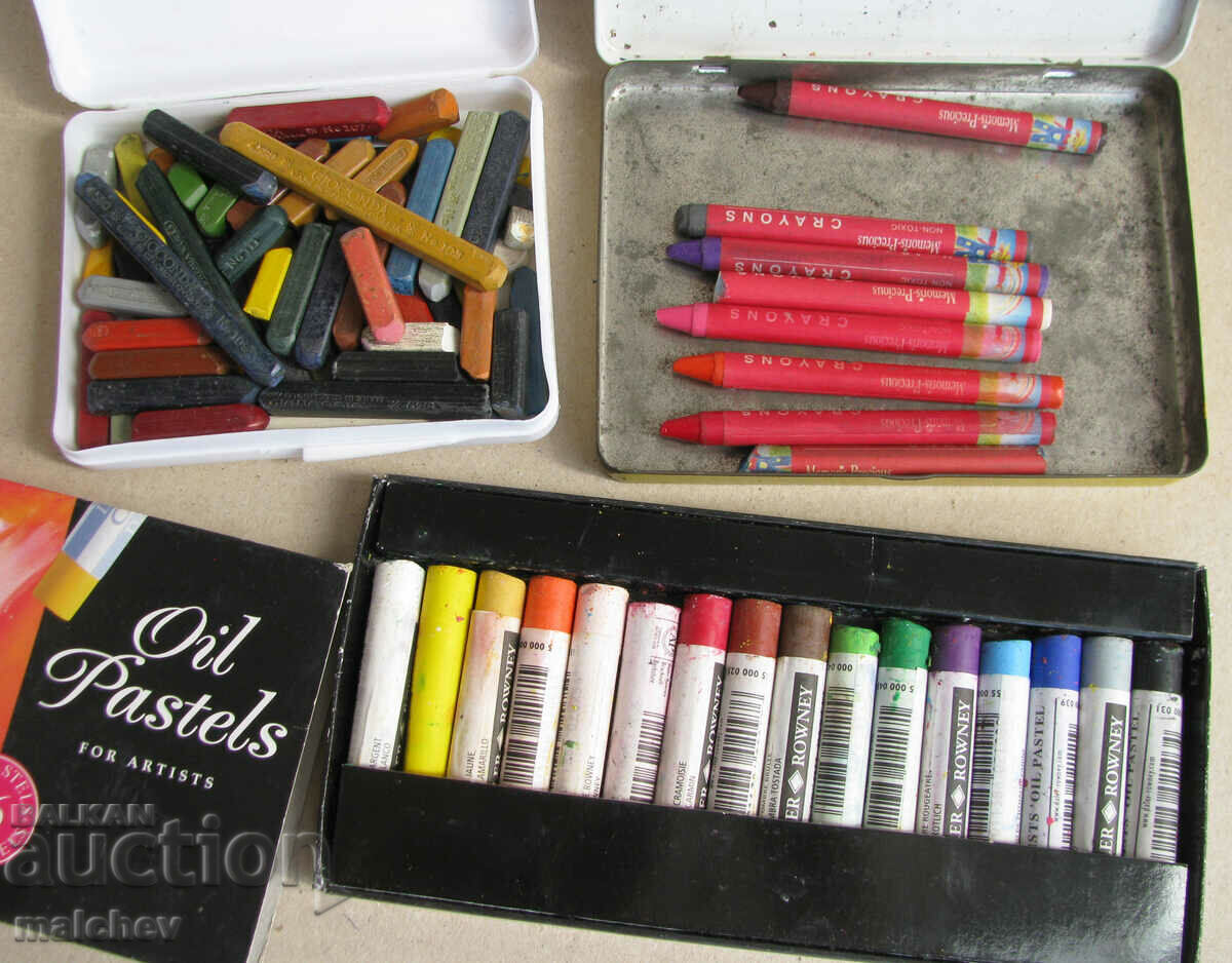 Lot of dry and oil pastels, in boxes