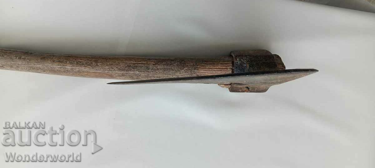 Стара кована асиметрична брадва Кривица с цена € 33.23 | 64.99 лв.