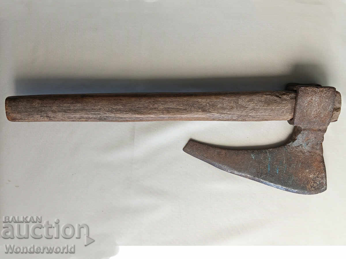 Παλιό σφυρήλατο ασύμμετρο τσεκούρι Κριβίτσα Παλιό σφυρήλατο ασύμμετρο τσεκούρι Κριβίτσα