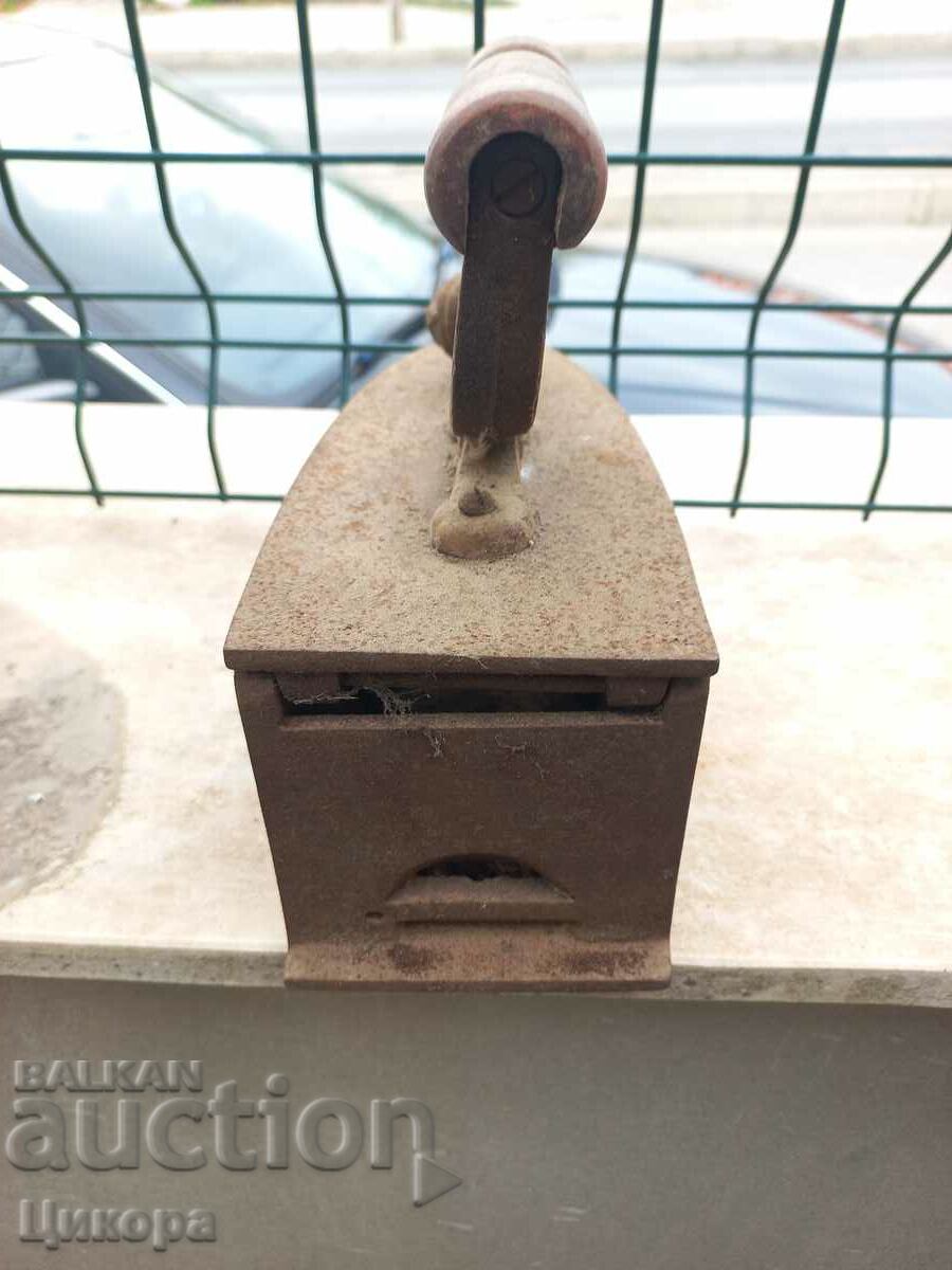 OLD IRON ON A CHARCOAL BRAKE - 5 OLD IRON ON A CHARCOAL BRAKE - 5