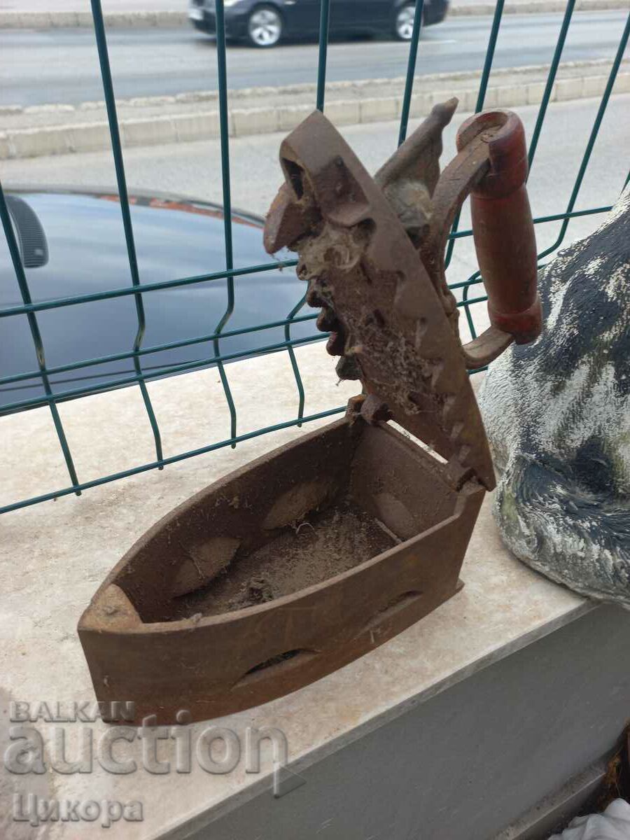 OLD IRON ON A CHARCOAL BRAKE - 6 OLD IRON ON A CHARCOAL BRAKE - 6