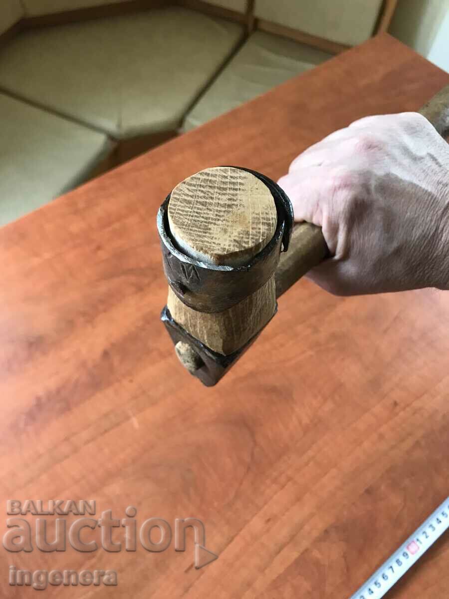 Delivery of BOTTLER'S HAMMER ANTIQUE BEECH WROUGHT IRON Delivery of BOTTLER'S HAMMER ANTIQUE BEECH WROUGHT IRON