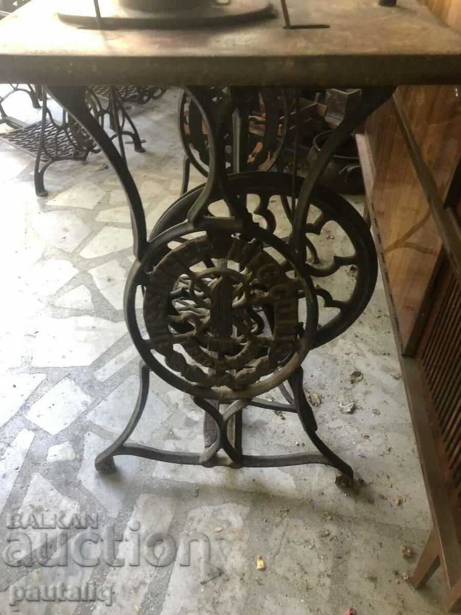 Auction  VERY OLD SINGER SEWING MACHINE RARE MODEL