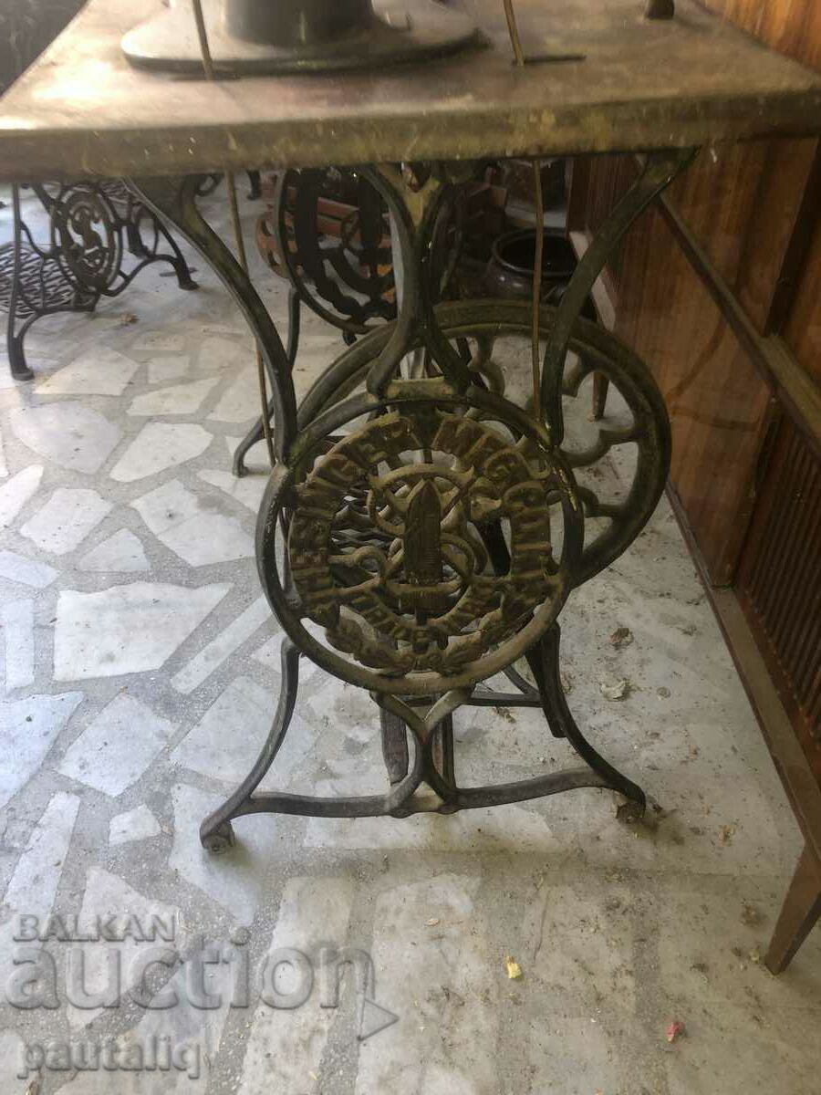 VERY OLD SINGER SEWING MACHINE RARE MODEL - 5