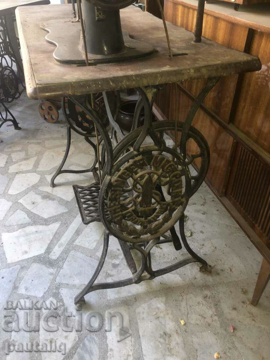 VERY OLD SINGER SEWING MACHINE RARE MODEL - 6