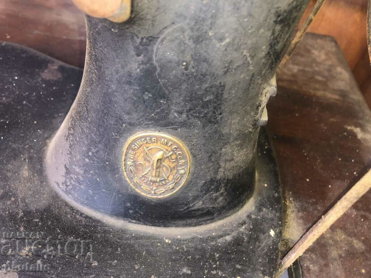 VERY OLD SINGER SEWING MACHINE RARE MODEL - 7