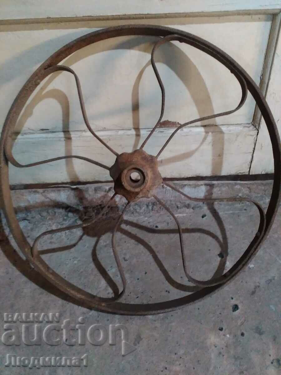 ROATA DE METAL ANTIC DIN ? cu preț 30.00 BGN | € 15.34 ROATA DE METAL ANTIC DIN ? cu preț 30.00 BGN | € 15.34