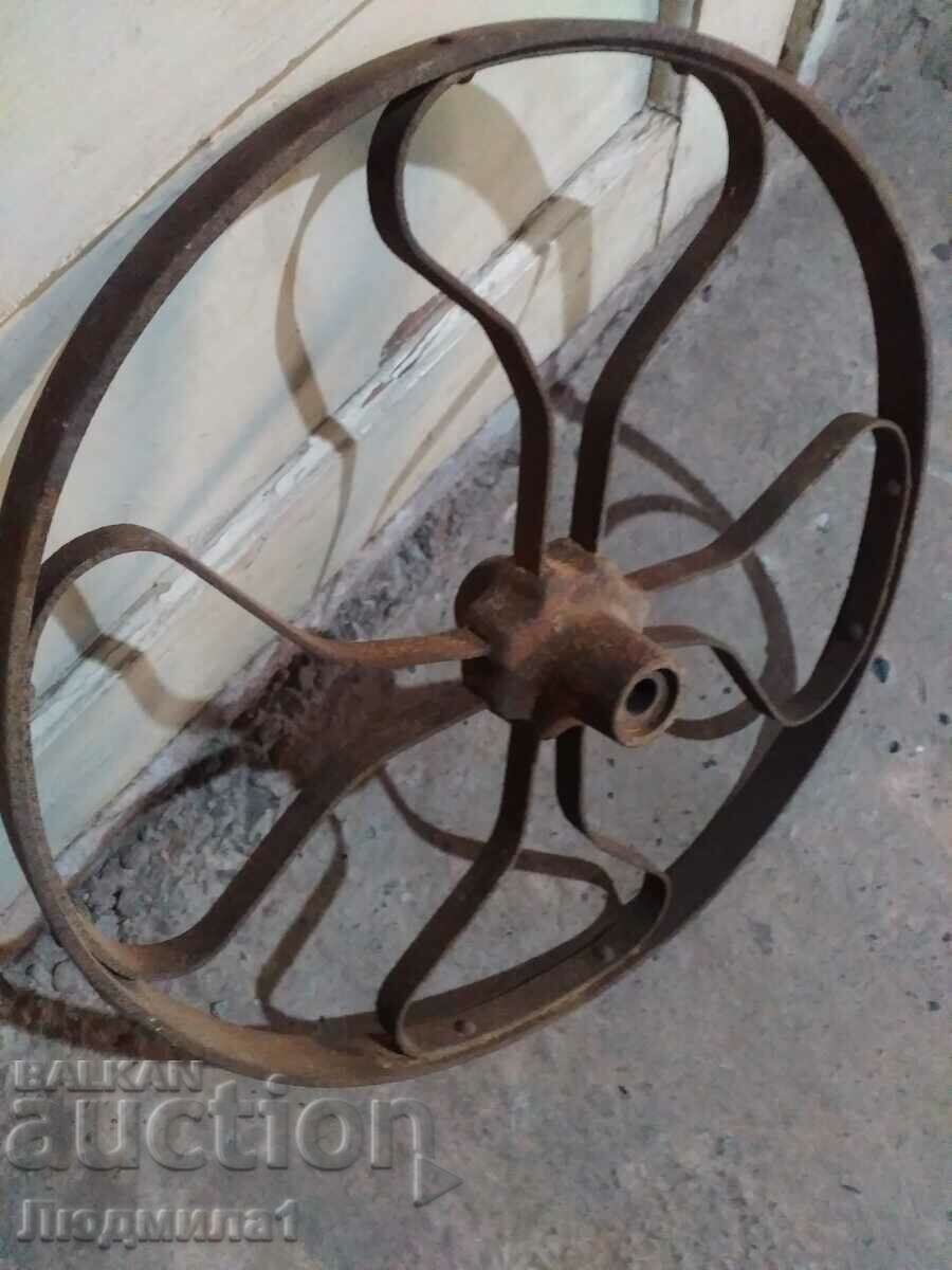 Licitație ROATA DE METAL ANTIC DIN ? Licitație ROATA DE METAL ANTIC DIN ?