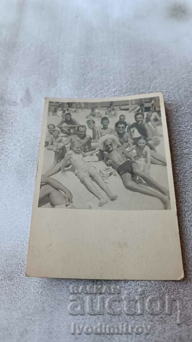 Photo Men and children on the beach