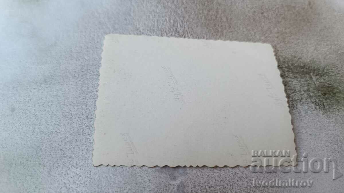 Φωτογραφία Νεαροί άνδρες στο γήπεδο με τιμή 1.65 BGN | € 0.84 Φωτογραφία Νεαροί άνδρες στο γήπεδο με τιμή 1.65 BGN | € 0.84