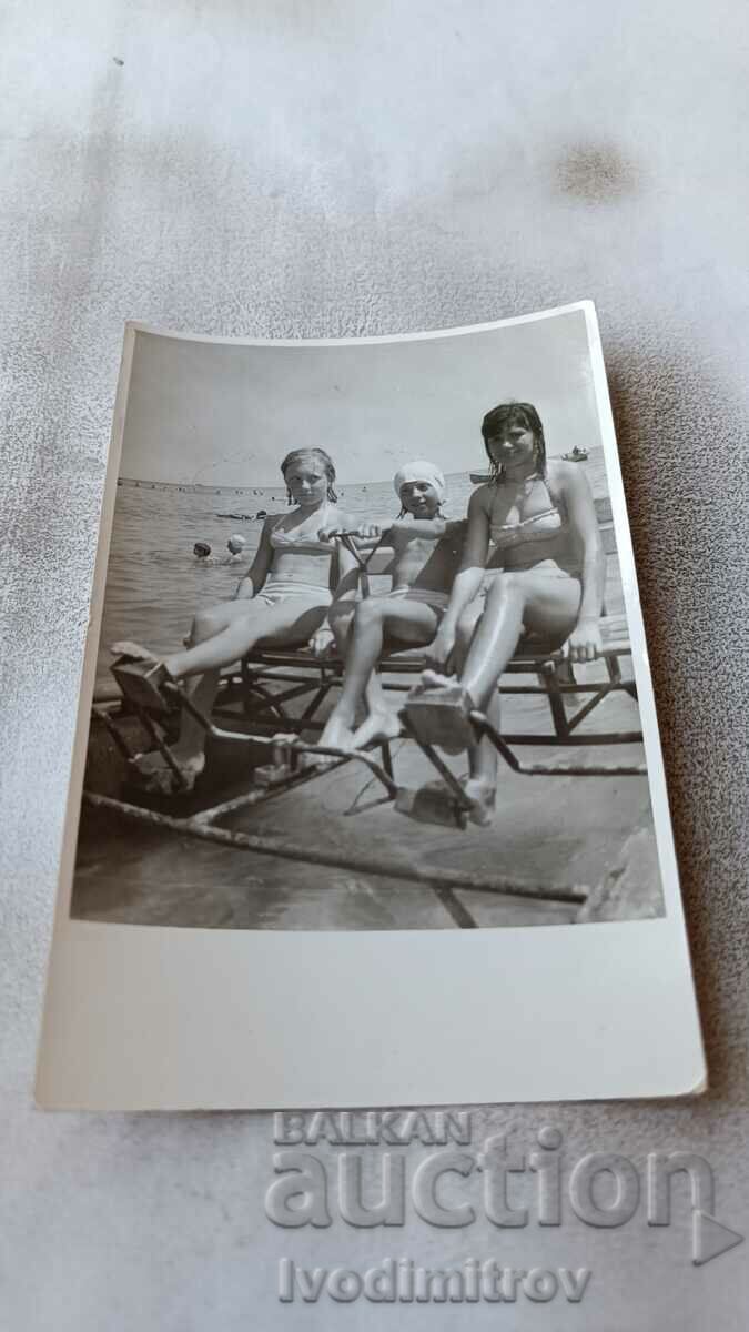 Photo A boy and two girls with a water bike in the sea