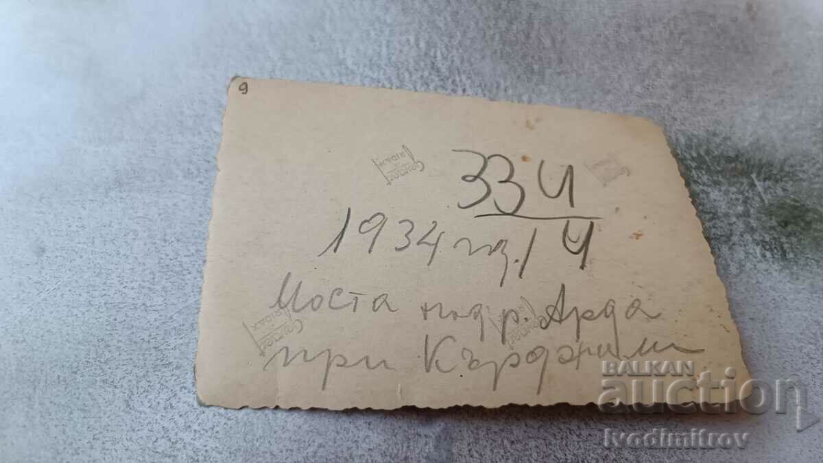 Fotografie Kardjali O fată tânără cu o bicicletă pe un pod peste râul Arda cu preț 1.65 BGN | € 0.84 Fotografie Kardjali O fată tânără cu o bicicletă pe un pod peste râul Arda cu preț 1.65 BGN | € 0.84